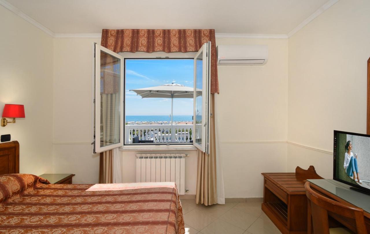 Hotel Coluccini Марина ди Пиетрасанта Екстериор снимка