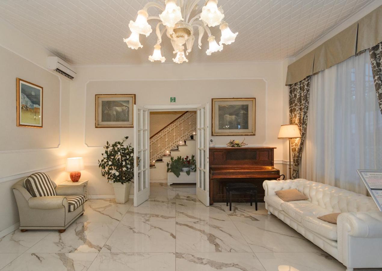 Hotel Coluccini Марина ди Пиетрасанта Екстериор снимка