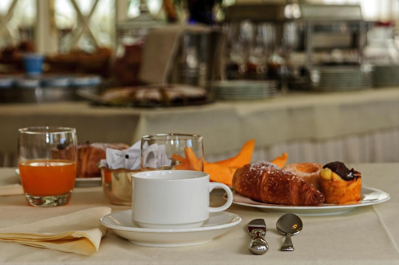 Hotel Coluccini Марина ди Пиетрасанта Екстериор снимка