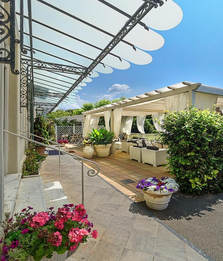 Hotel Coluccini Марина ди Пиетрасанта Екстериор снимка
