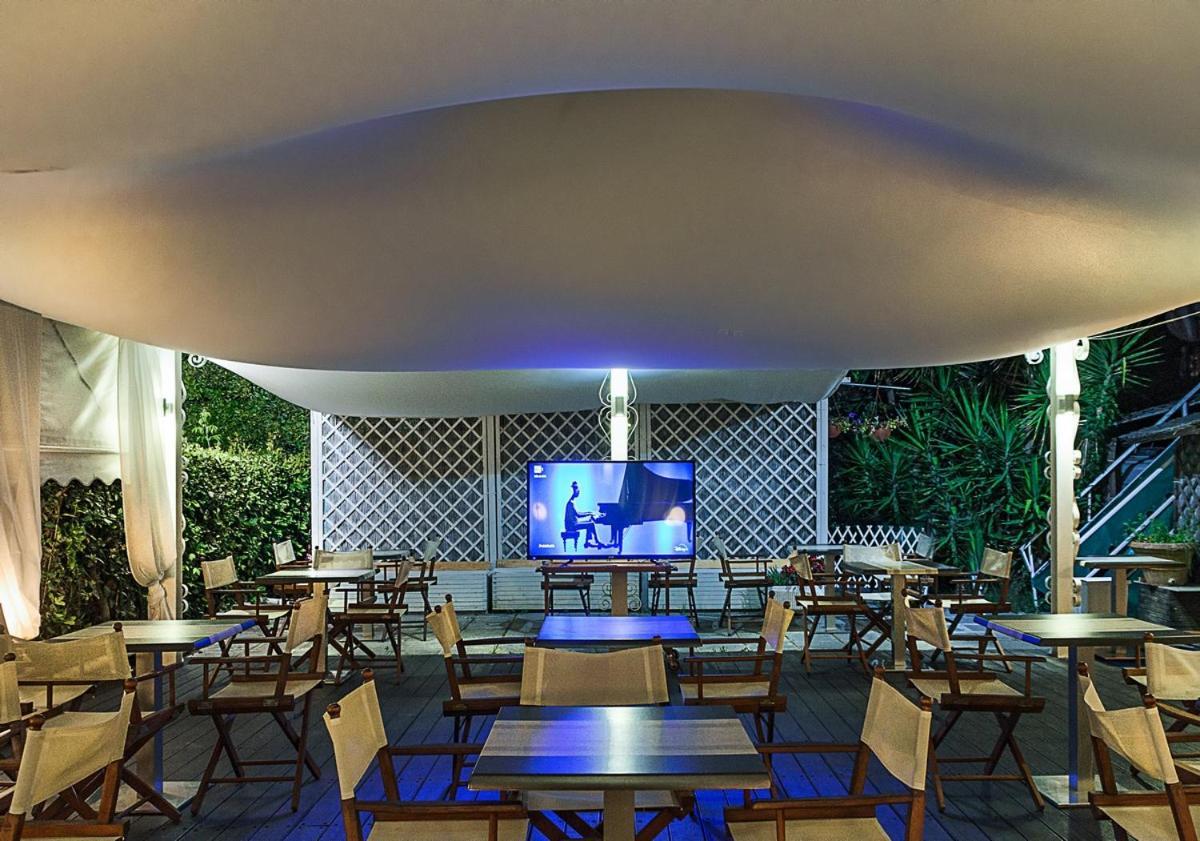 Hotel Coluccini Марина ди Пиетрасанта Екстериор снимка