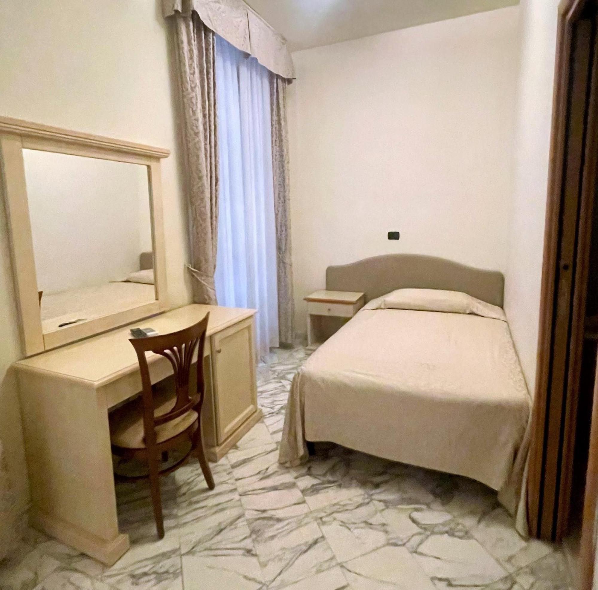 Hotel Coluccini Марина ди Пиетрасанта Екстериор снимка
