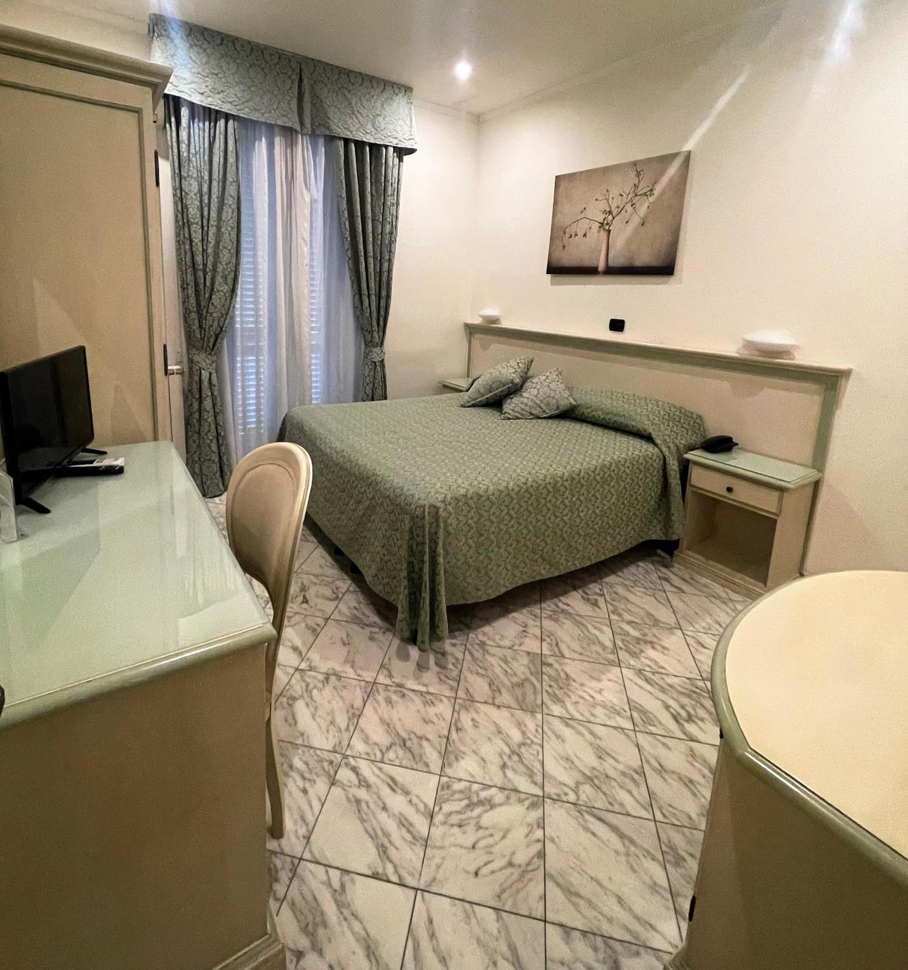 Hotel Coluccini Марина ди Пиетрасанта Екстериор снимка
