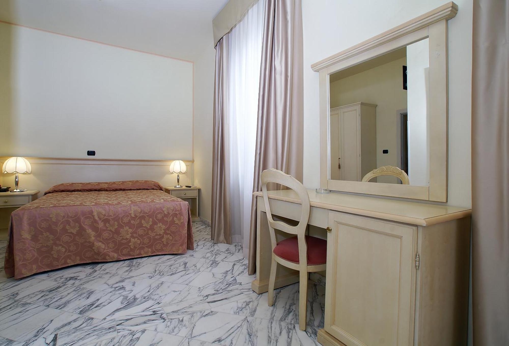 Hotel Coluccini Марина ди Пиетрасанта Екстериор снимка