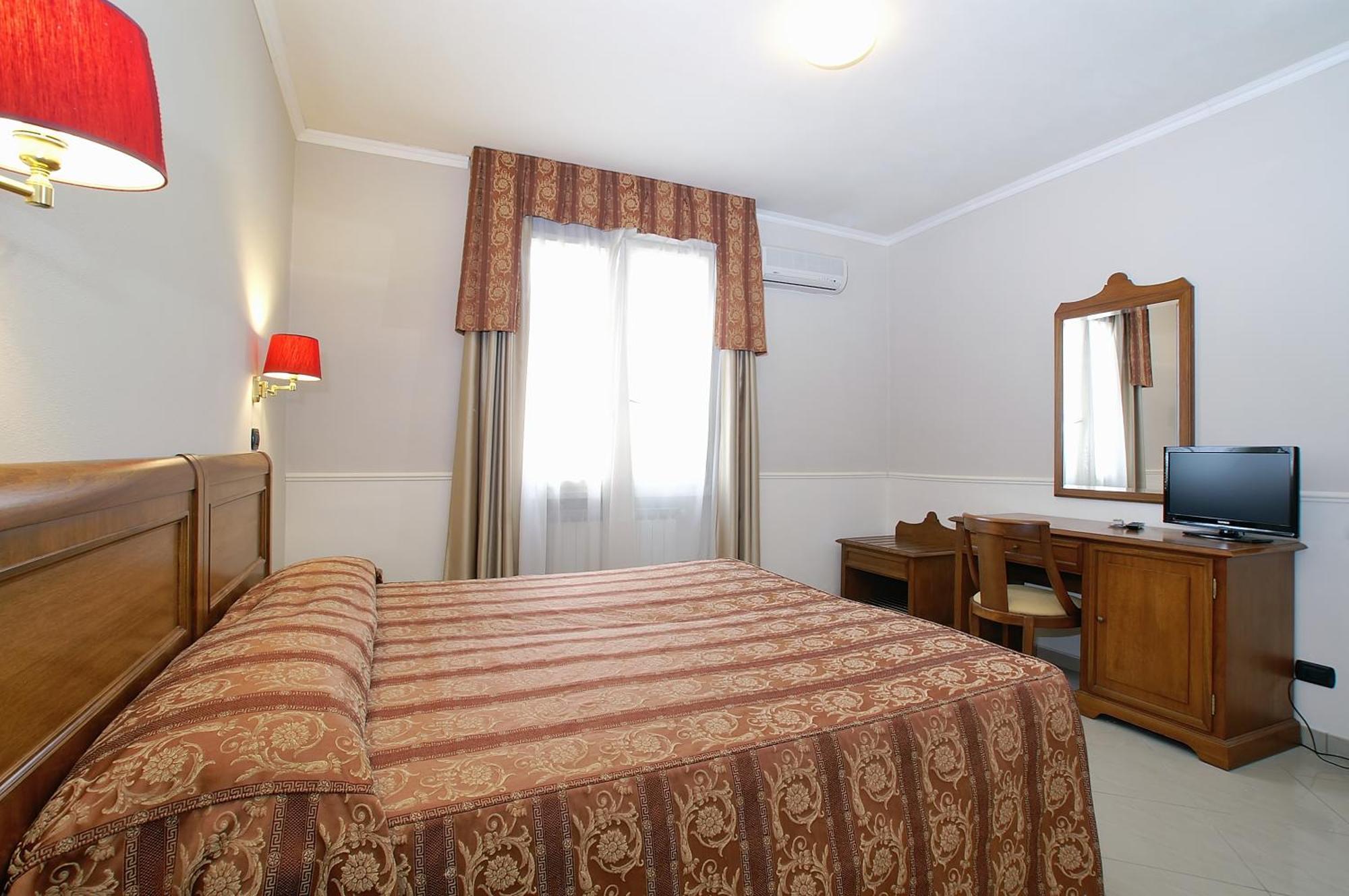 Hotel Coluccini Марина ди Пиетрасанта Екстериор снимка