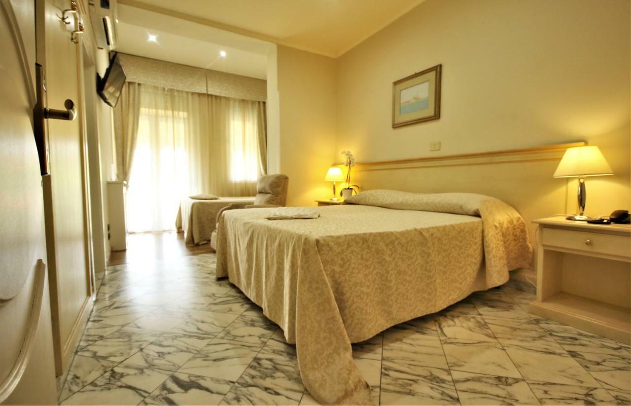 Hotel Coluccini Марина ди Пиетрасанта Екстериор снимка