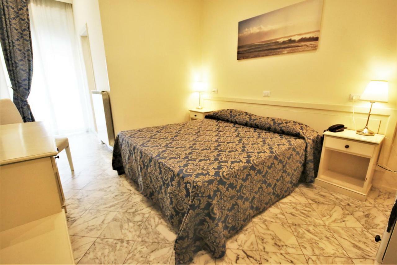 Hotel Coluccini Марина ди Пиетрасанта Екстериор снимка