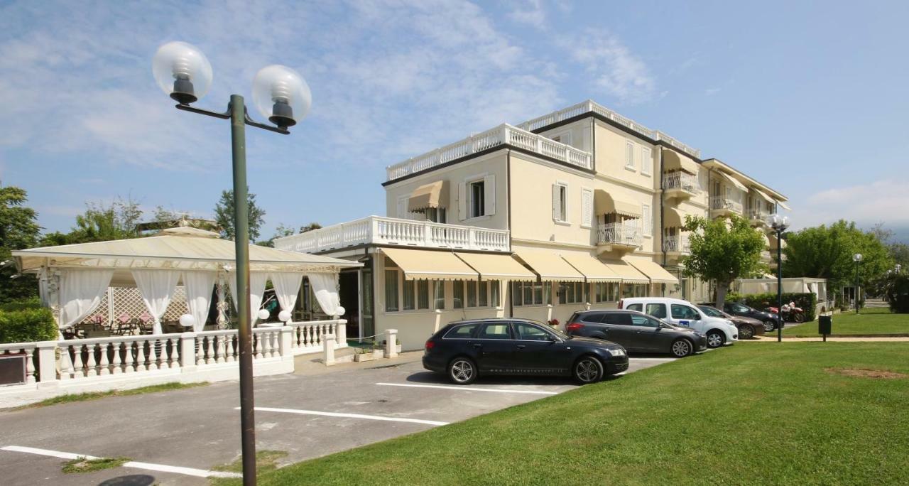 Hotel Coluccini Марина ди Пиетрасанта Екстериор снимка