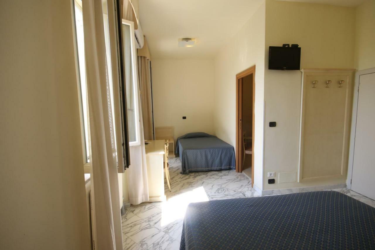 Hotel Coluccini Марина ди Пиетрасанта Екстериор снимка
